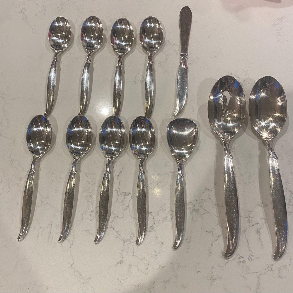Vnt. 1847 Roger’s Bros. I S. Flair Pattern 12 Piece Silver Plate Flatware,